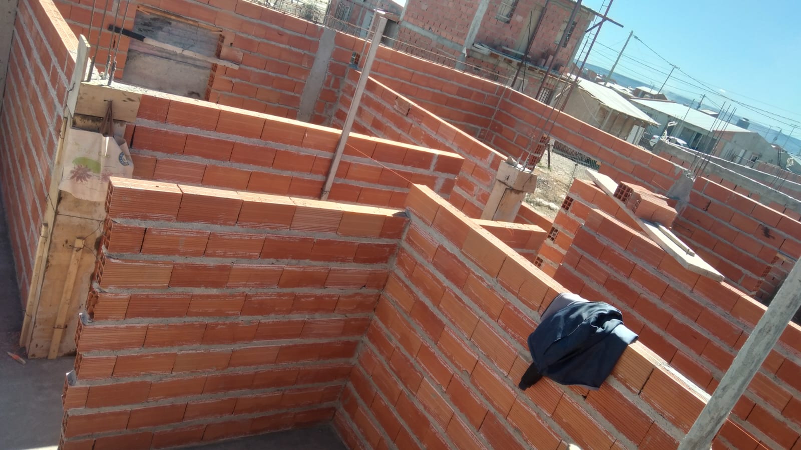 Muros y Cercos Perimetrales